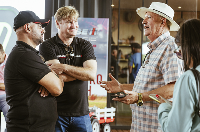 Vendedores da Brasif Agro com clientes em evento